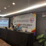 Prof. Dr. Anwar Daud, SKM., M.Kes., Kepala Pusat Studi Lingkungan Hidup Universitas Hasanuddin, memaparkan materi Kajian Lingkungan Hidup sebagai Dasar Pengelolaan Reklamasi Pesisir dalam Focus Group Discussion (FGD) Penyusunan Naskah Akademik Pengelolaan Reklamasi Pesisir, yang diselenggarakan Direktorat Jenderal Pengelolaan Kelautan dan Perikanan (PK–KKP) RI bekerja sama dengan Perkumpulan Ahli Rekayasa Pantai Indonesia (PARPI), di Hotel Akmani  Legian, Bali, 20-31 DESEMBER 2025.